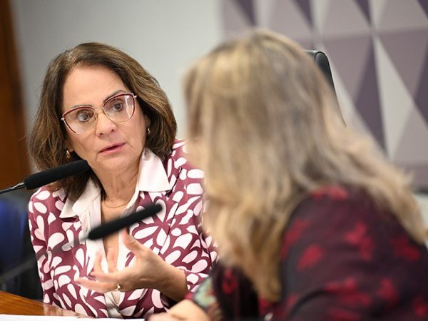 Mesa:
presidente da CDH, senadora Damares Alves (Republicanos-DF);
diretora do Departamento de Direitos Humanos e Temas Sociais e secretária de Assuntos Multilaterais Políticos, interina, do Ministério das Relações Exteriores, embaixadora Claudia de Angelo Barbosa - em pronunciamento.
