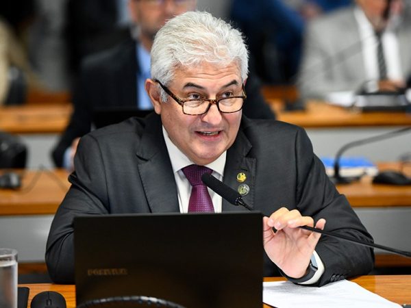 À bancada, em pronunciamento, senador Astronauta Marcos Pontes (PL-SP).