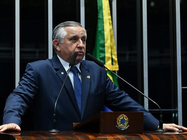 Em discurso, à tribuna, senador Izalci Lucas (PL-DF).