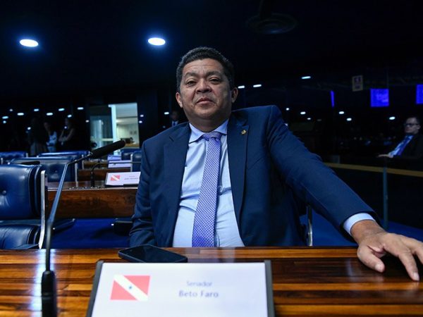 Em destaque, à bancada, senador Beto Faro (PT-PA).