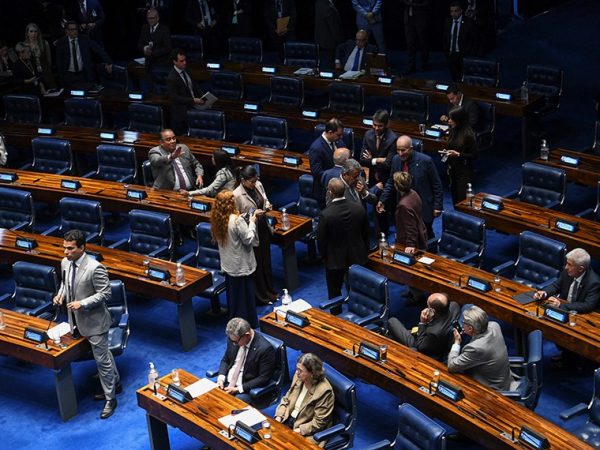À frente, em pronunciamento, senador Irajá (PSD-TO).