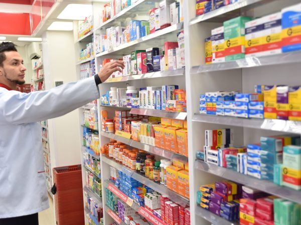 A população do DF já pode tomar uma atitude correta quando tiver medicamentos vencidos acumulados dentro de casa. Isso porque foi sancionada a Lei 5092/2013 que obriga as farmácias e drogarias do Distrito Federal a receberem do consumidor os medicamentos com data de validade vencida.