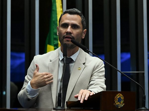 Senador Cleitinho (Republicanos-MG) em discurso à tribuna.