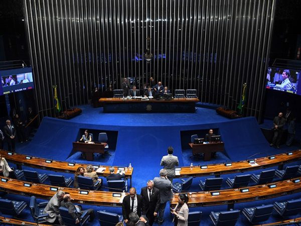 Senador Irajá (PSD-TO) em pronunciamento à bancada.