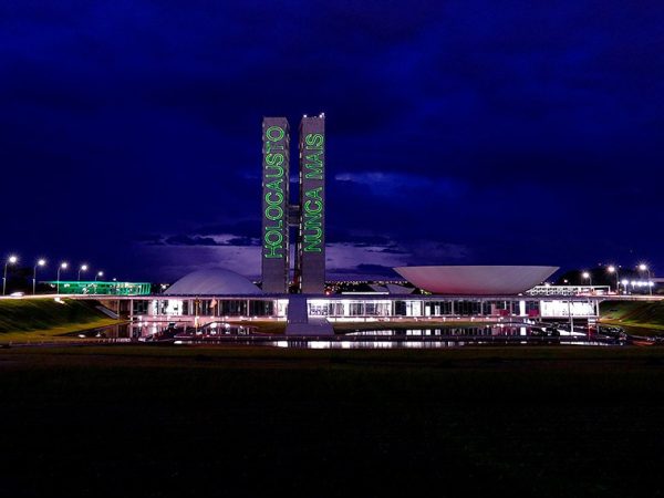 A projeção faz parte de ação da Confederação Israelita do Brasil (Conib) para lembrar o Dia do Holocausto e do Heroísmo (“Yom HaShoá VehaGvurá”, em hebraico). Este é o terceiro ano em que o Congresso Nacional participa da iniciativa.