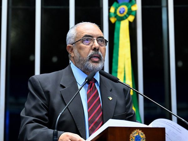 Senador Paulo Paim (PT-RS) em discurso à tribuna.