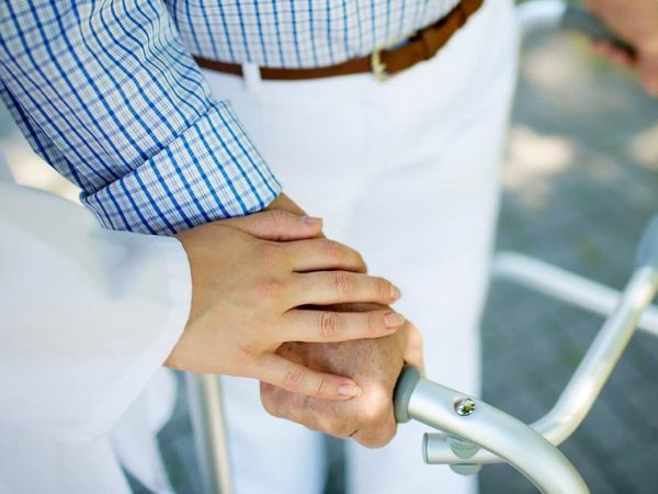 Projeto inclui formalmente os enfermos entre os beneficiários prioritários, ao lado de outros grupos vulneráveis. Aging Care