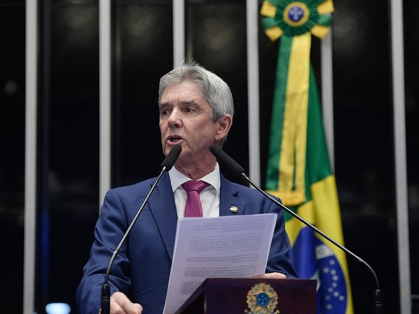 À tribuna, em discurso, senador Jaime Bagattoli (PL-RO).