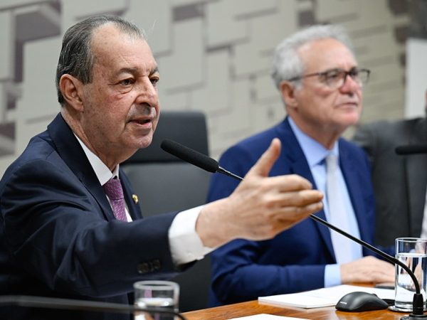 Mesa: 
senador Omar Aziz (PSD-AM), em pronunciamento;
presidente da CAE, senador Renan Calheiros (MDB-AL).