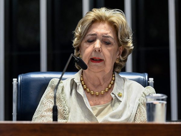 Em pronunciamento, à mesa, senadora Ivete da Silveira (MDB-SC).
