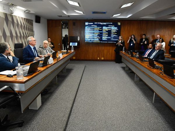 Mesa: 
relator da CMMPV 1.303/2025, deputado Carlos Zarattini (PT-SP);
presidente da CMMPV 1.303/2025, senador Renan Calheiros (MDB-AL);
deputado Antonio Carlos Rodrigues (PL-SP).