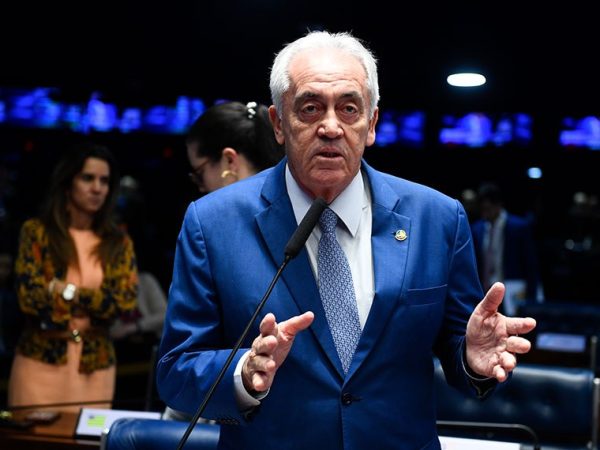 Em pronunciamento, à bancada, senador Otto Alencar (PSD-BA).