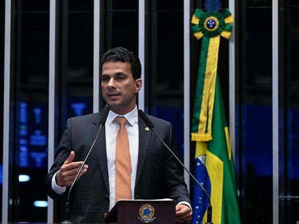 Senador Irajá (PSD-TO) em discurso à tribuna.