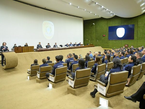 Mesa:
diretor da Secretaria de Polícia do Senado Federal (Spol), Alessandro Morales; 
diretor da Secretaria de Gestão de Pessoas (SEGP), Gustavo Ponce de Leon Soriano Lago; 
senador Sergio Moro (União-PR); 
vice-presidente do Senado Federal, senador Veneziano Vital do Rêgo (MDB-PB);
senador Izalci Lucas (PL-DF);
senador Sérgio Petecão (PSD-AC); 
secretário-geral adjunto da Mesa do Senado Federal, José Roberto Leite de Matos;
coordenador-geral da Secretaria de Polícia do Senado Federal (Spol), Gilvan Viana Xavier.