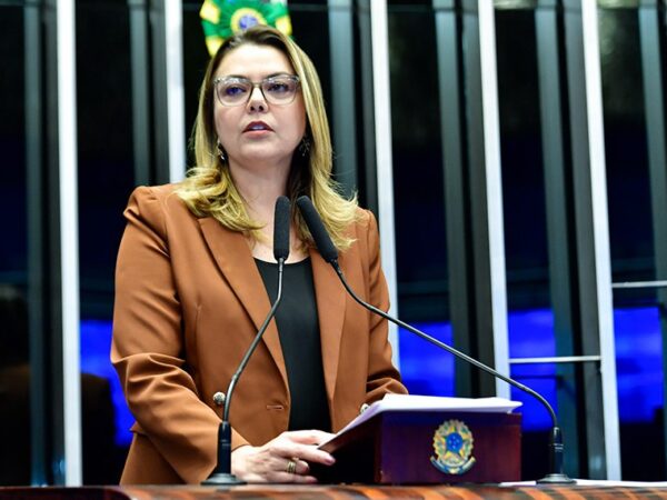 Em discurso, à tribuna, senadora Leila Barros (PDT-DF).