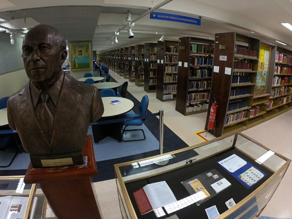 Escultura de Luiz Viana Filho.