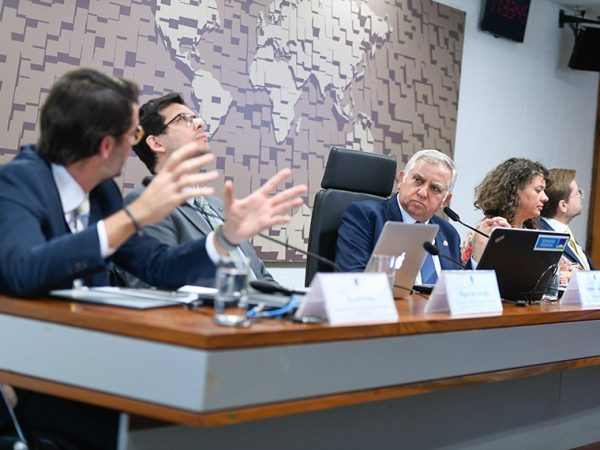 Mesa: 
presidente da Associação da Indústria Farmacêutica de Pesquisa (Interfarma), Renato Porto;
coordenador-geral de Propriedade Intelectual do Ministério do Desenvolvimento, Indústria, Comércio e Serviços (MDIC), Miguel de Carvalho;
presidente eventual da CCT, senador Izalci Lucas (PL-DF);
assessora Regional de Advocacy para América Latina da Organização Médicos Sem Fronteiras, Marcela Vieira;
presidente da Associação Brasileira das Indústrias de Medicamentos Genéricos e Biossimilares (PróGenéricos), Tiago de Moraes Vicente.