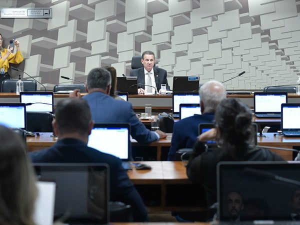 Mesa:
presidente da CAE, senador Vanderlan Cardoso (PSD-GO), conduz audiência.