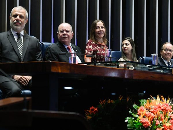 Mesa:
diretor-presidente da S.A. O Estado de São Paulo, Erick Bretas;
deputado Hildo Rocha (MDB-MA);
presidente e requerente desta sessão, senadora Mara Gabrilli (PSD-SP);
diretora da Secretaria Legislativa do Congresso Nacional, Roberta Lys de Moura Rochael;
presidente do Conselho de Administração da S.A. O Estado de São Paulo, Francisco Mesquita Neto;
diretor de Jornalismo da S.A. O Estado de São Paulo, Eurípedes Alcântara.
