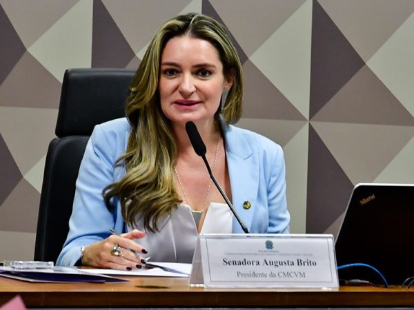 Mesa: 
presidente da CMCVM e requerente desta audiência, senadora Augusta Brito (PT-CE).