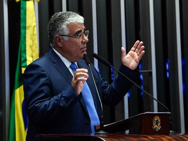 Em discurso, à tribuna, senador Eduardo Girão (Novo-CE).