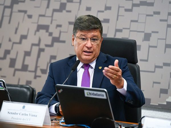À mesa, presidente da CCT, senador Carlos Viana (Podemos-MG), conduz audiência.