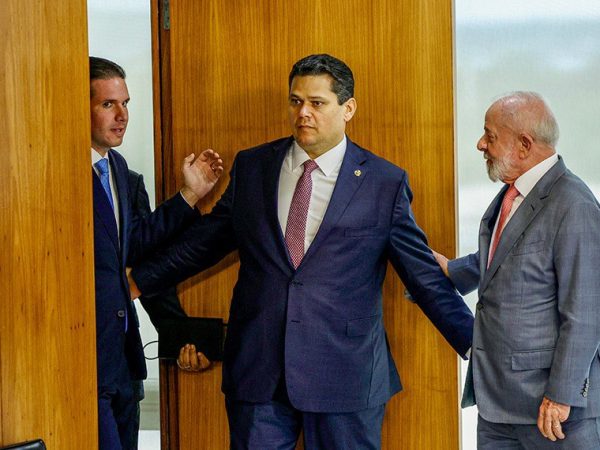 Alcolumbre com Hugo Motta e Lula: aumento do IOF, desejado pelo Executivo, tem resistência do Parlamento Fábio Rodrigues / Agência Brasil