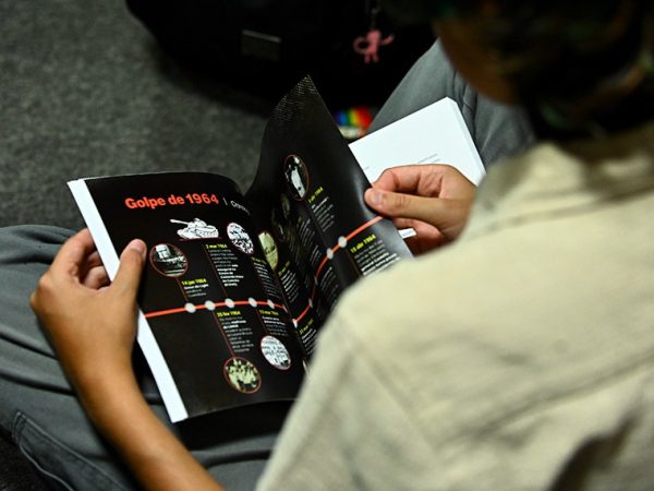 Convidado folheando revista 