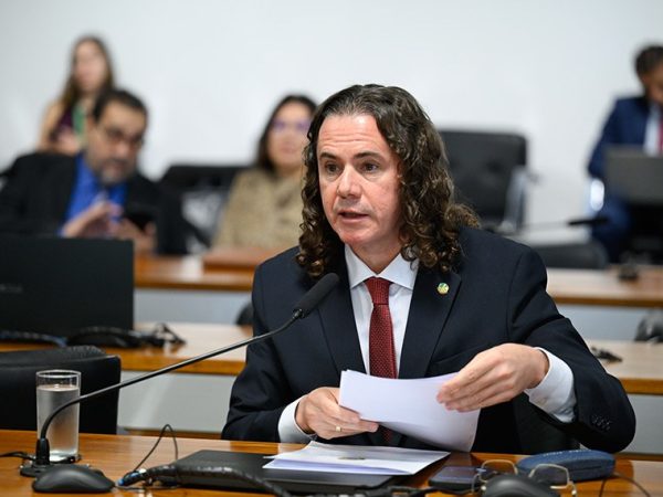 Em pronunciamento, à bancada, relator do PL 3.611/2024, senador Veneziano Vital do Rêgo (MDB-PB).