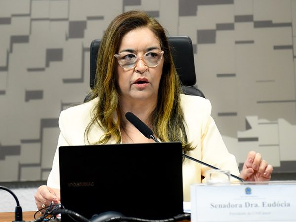 À mesa, presidente da CASCANCER, senadora Dra. Eudócia (PL-AL) conduz reunião.
