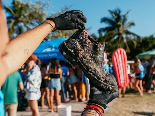Limpeza de praia por viajantes: trabalho em troca de hospedagem tem aberto novas frentes de oportunidades no setor turístico