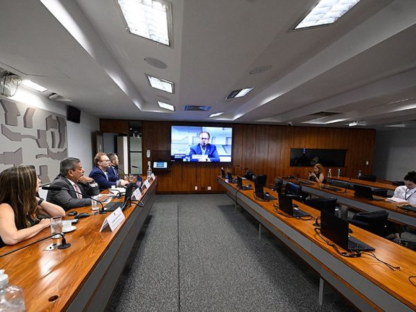 Mesa:
representante do Conselho Brasileiro de Oftalmologia (CBO), Cláudia Galvão Pederira;
presidente da CTFC, senador Dr. Hiran (PP-RR);
representante da World Glaucoma Association, Jair Giampani Júnior em pronunciamento;
representante da Sociedade Brasileira de Glaucoma, Jayter Silva de Paula.