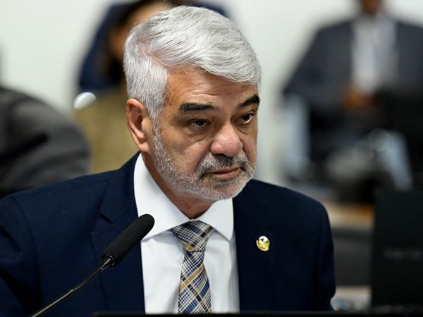 Senador Humberto Costa (PT-PE) em pronunciamento à bancada.