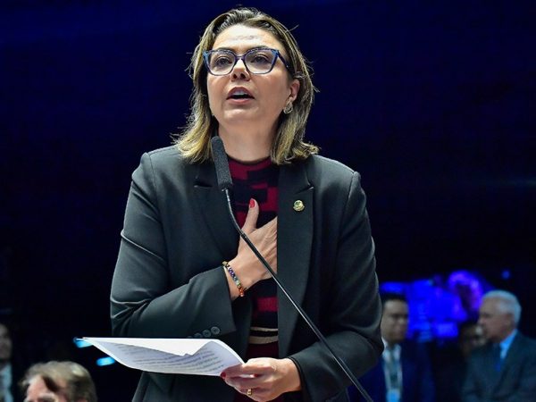 Senadora Leila Barros (PDT-DF) em pronunciamento à bancada.