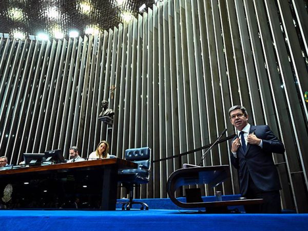 À tribuna, em discurso, senador Randolfe Rodrigues (PT-AP).