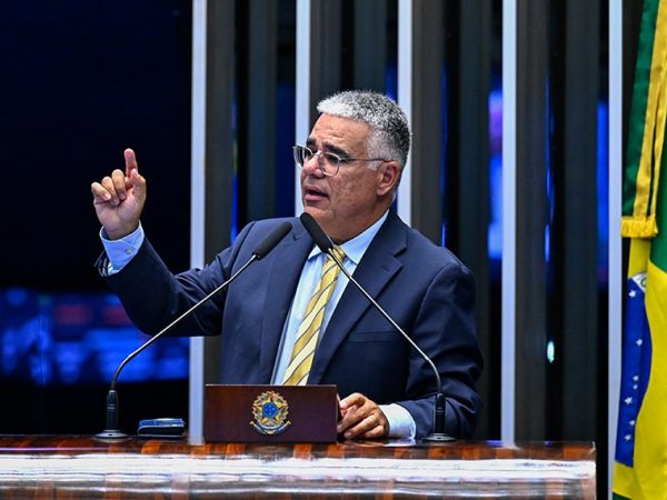 Em discurso, à tribuna, senador Eduardo Girão (Novo-CE).