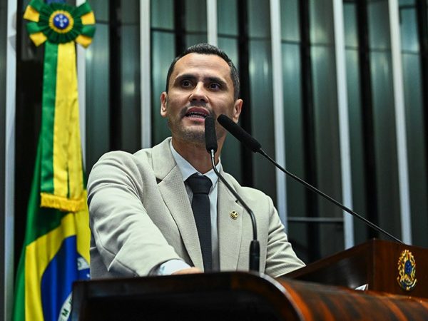 À tribuna, em discurso, senador Cleitinho (Republicanos-MG).
