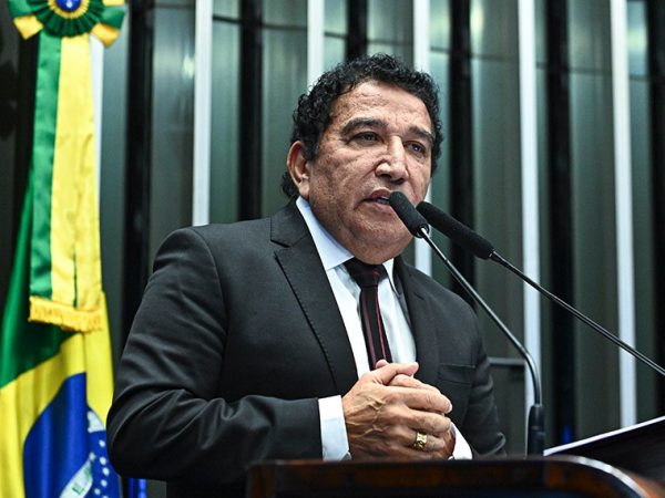 À tribuna, em discurso, senador Magno Malta (PL-ES).