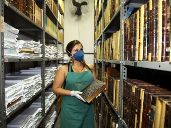 Trabalhadores em arquivos, bibliotecas e museus estão muitas vezes expostos a agentes nocivos causadores de doenças, especialmente respiratórias Pref. Municipal de Santos