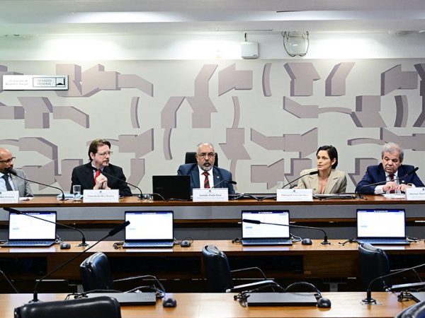 Mesa: 
vice-presidente de Assuntos da Seguridade Social da Associação Nacional dos Auditores-Fiscais da Receita Federal dos Brasil (Anfip), Wanderson Dias Ferreira; 
diretor do Departamento de Regime Geral da Previdência Social do Ministério da Previdência Social (MPS), Eduardo da Silva Pereira; 
presidente eventual da CAS, senador Paulo Paim (PT-RS); 
vice-presidente da Comissão de Direito Previdenciário e Seguridade Social da Ordem dos Advogados do Brasil do Distrito Federal(OAB/DF), Elizângela Costa da Silva - em pronunciamento; 
diretor de Assuntos Parlamentares do Sindicato dos Auditores-Fiscais da Receita Federal do Brasil (Sindifisco Nacional), Floriano Martins de Sá Neto.