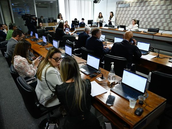 Mesa: 
presidente da CE, senadora Teresa Leitão (PT-PE).
