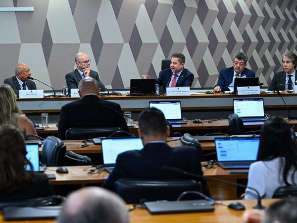 Mesa:
coordenador de Análise de Mercado da Agência Brasileira de Promoção de Exportações e Investimentos (Apex), Ulisses Pimenta;
secretário de Assuntos Econômicos e Financeiros do Ministério das Relações Exteriores (MRE), embaixador Philip Fox;
presidente da CMMPV 1.309/2025, deputado Cezinha de Madureira (PSD-SP);
relator da CMMPV 1.309/2025, senador Fernando Farias (MDB-AL);
secretário executivo da Câmara de Comércio Exterior (Camex), Rodrigo Zerbone Loureiro.