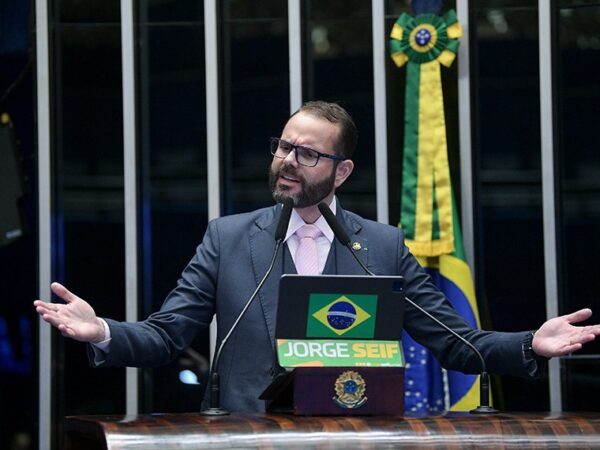 Em discurso, à tribuna, senador Jorge Seif (PL-SC).