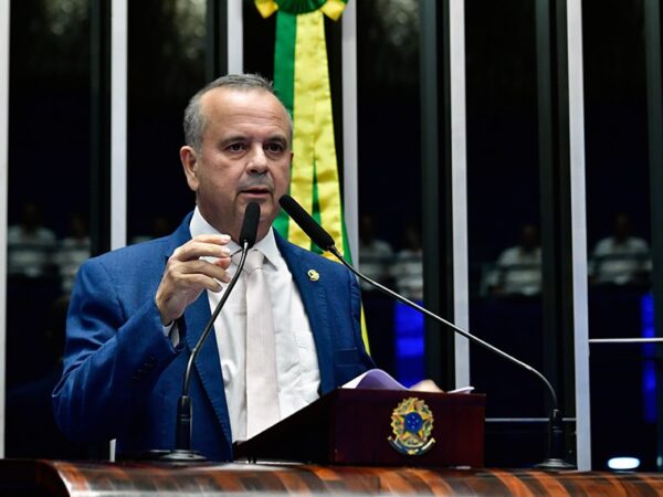 À tribuna, em discurso, senador Rogerio Marinho (PL-RN).