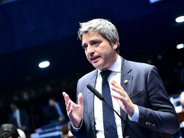 Em pronunciamento, à bancada, senador Carlos Portinho (PL-RJ).