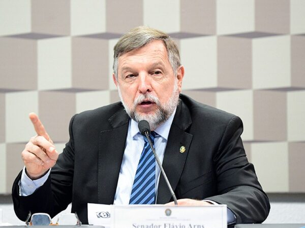 Em pronunciamento, à mesa, vice-presidente de CE, senador Flávio Bolsonaro (PSL-RJ).