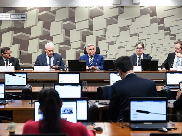 Mesa: 
presidente da Associação das Empresas de Loteamento Urbano (Aelo), Caio Carmona Cesar Portugal; 
presidente executivo do Secovi São Paulo, Ely Flávio Wertheim; 
presidente eventual da CAE, senador Izalci Lucas (PL-DF); 
presidente da Câmara Brasileira da Indústria da Construção, Renato de Souza Correia; 
vice-presidente jurídico da Câmara Brasileira da Indústria da Construção (CBIC), Fernando Guedes Filho.