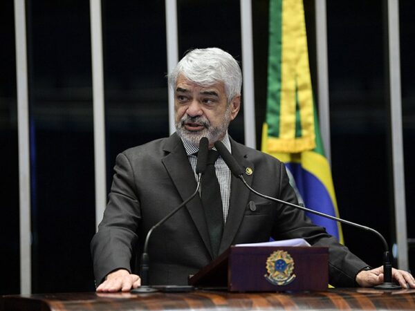 Em discurso, à tribuna, senador Humberto Costa (PT-PE).