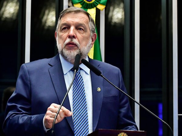 Em discurso, à tribuna, senador Flávio Arns (PSB-PR).