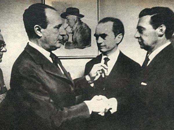Auro de Moura Andrade, então presidente do Senado, empossa Ranieri Mazzili na Presidênia República em abril de 1964 Domínio Público